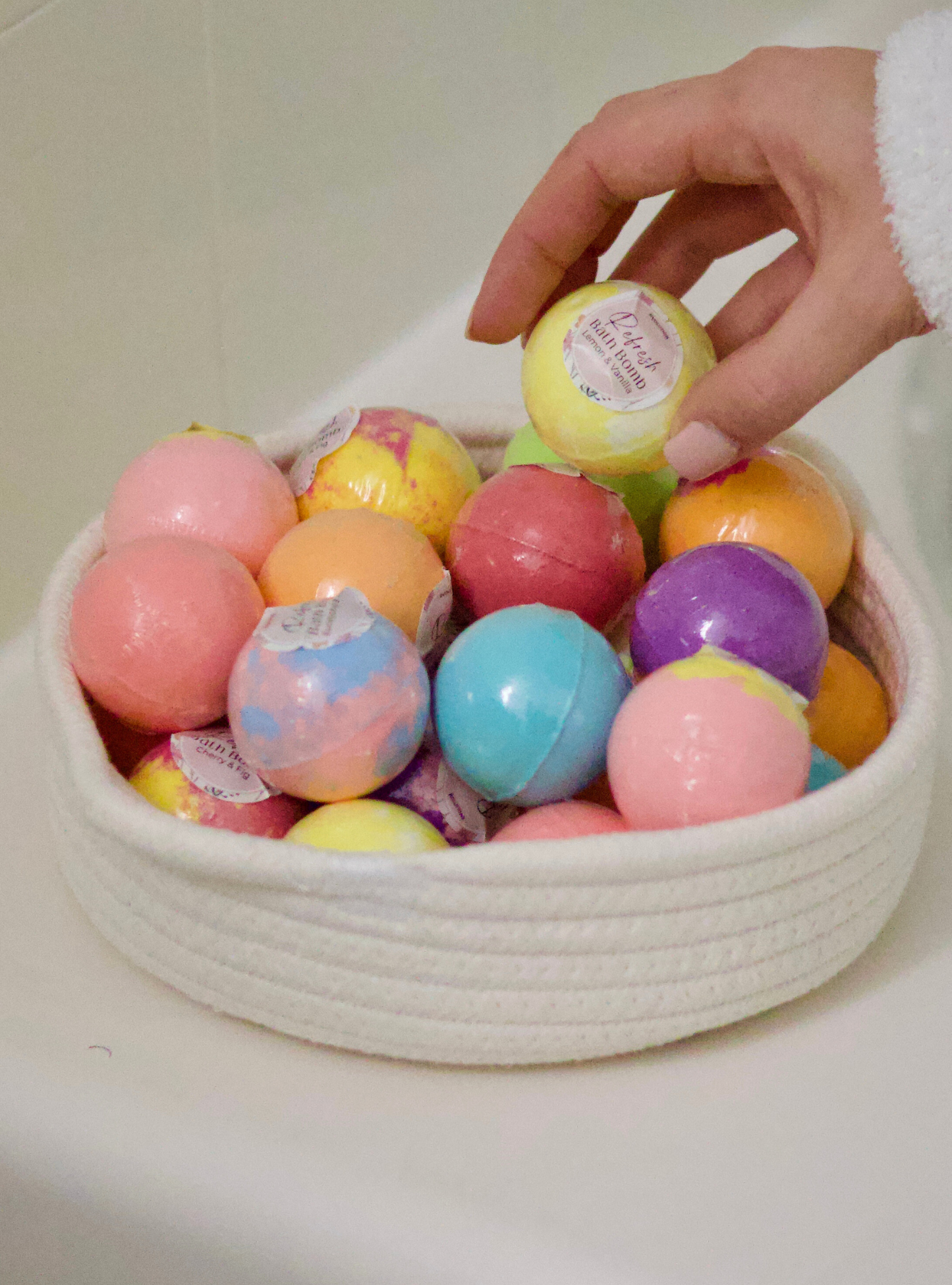 EvolutionUSA Refresh Bath Bombs for Women, 24 Lush Bath Bombs Mini Sized, Luxurious Womens Gift for Mother's Day, Easter, Birthday or Self Care, Luxurious & Relaxing Bathbombs, Womens Bath Balls